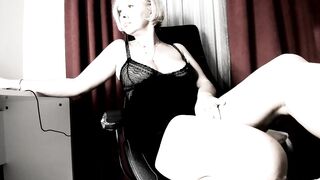 colette1w - Video [Chaturbate] old skirt OhMiBod Esca2 peeing