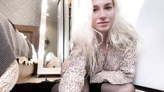 AmazingkellyX - Porn Video [Myfreecams]: energetic personality, naked model, popular internet personality